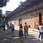 Ραντεβού δημάρχου με θεατρικές ομάδες και υπηρεσιακούς παράγοντες στις αποθήκες Ε.Α.Σ. στο τέρμα της οδού Ρόδου