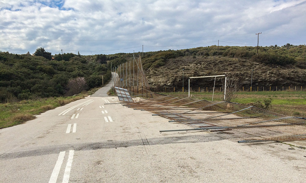 Όλα τα λεφτά η διαγράμμιση στο δρόμο δίπλα στο νέο γήπεδο Μάκρης. Ή κάποιος μαθαίνει να βάφει ή με την κατάρρευση των κιγκληδωμάτων βάφτηκαν οι νέες γραμμές στο οδόστρωμα :-)
