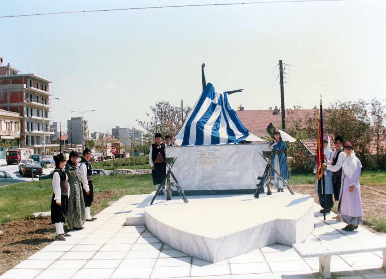 Το άγαλμα των Βισβίζηδων στη βάση του περιμένει την τελετή αποκαλυπτηρίων (24/5/1987)