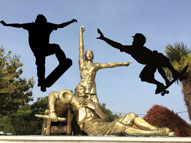 Τους... skaters της παραλίας κατηγορεί ο κ. δήμαρχος για τα... χτυπήματα στο γλυπτό των Βισβίζηδων που τον ανάγκασαν να το... γυαλίσει (!!!)